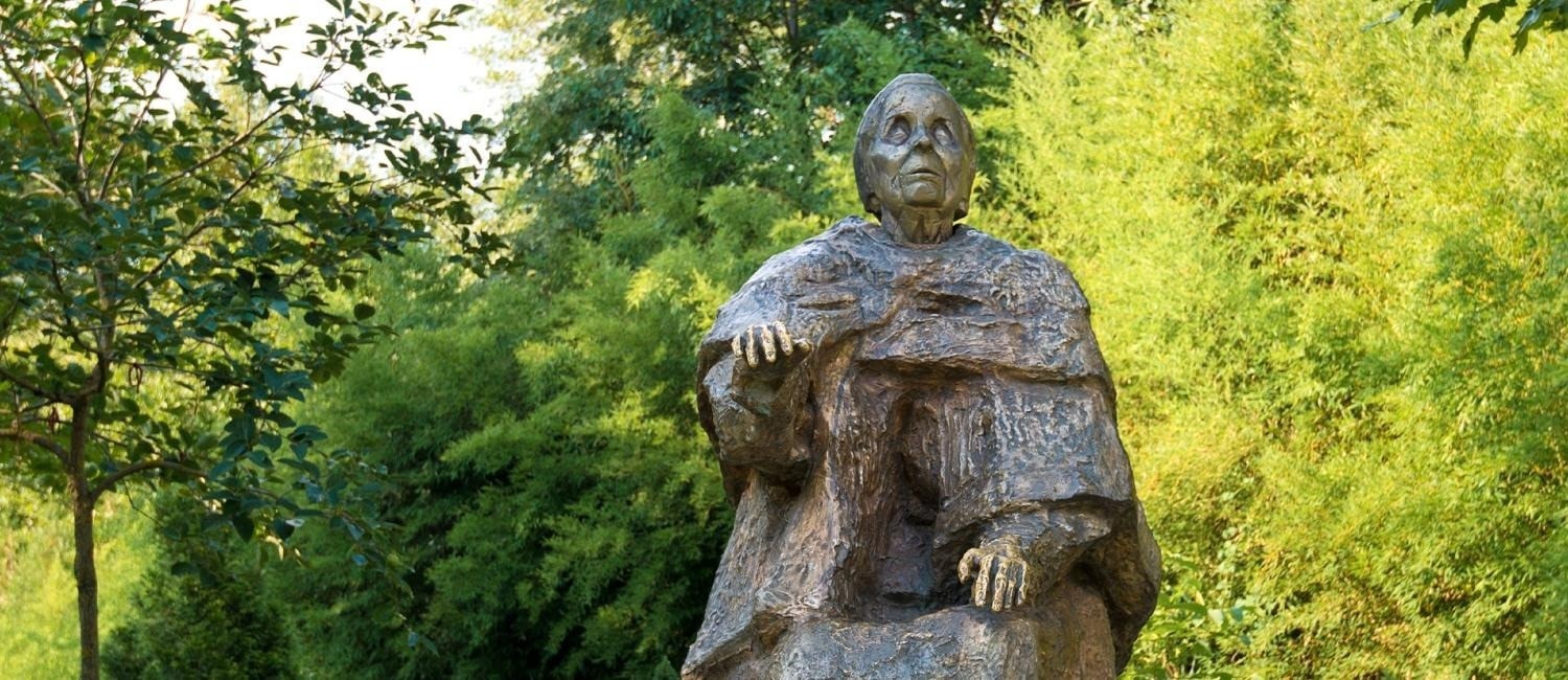 Tượng bà Baba Vanga.