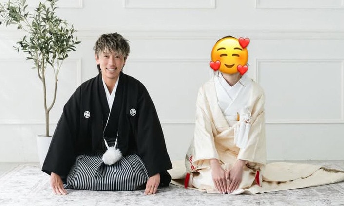 Yamazaki Marumi (bên trái) thông báo thay đổi giới tính và kết hôn.