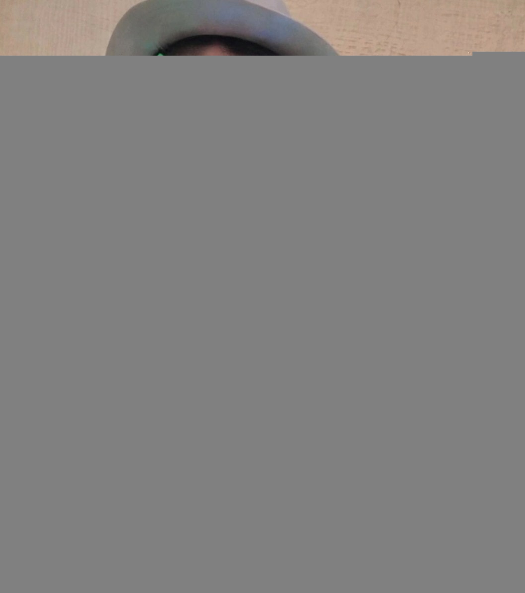 Hoa hậu Đỗ Mỹ Linh cùng chồng và con gái đeo kính nhấp nháy hình số 2026 để mừng năm mới 2026.