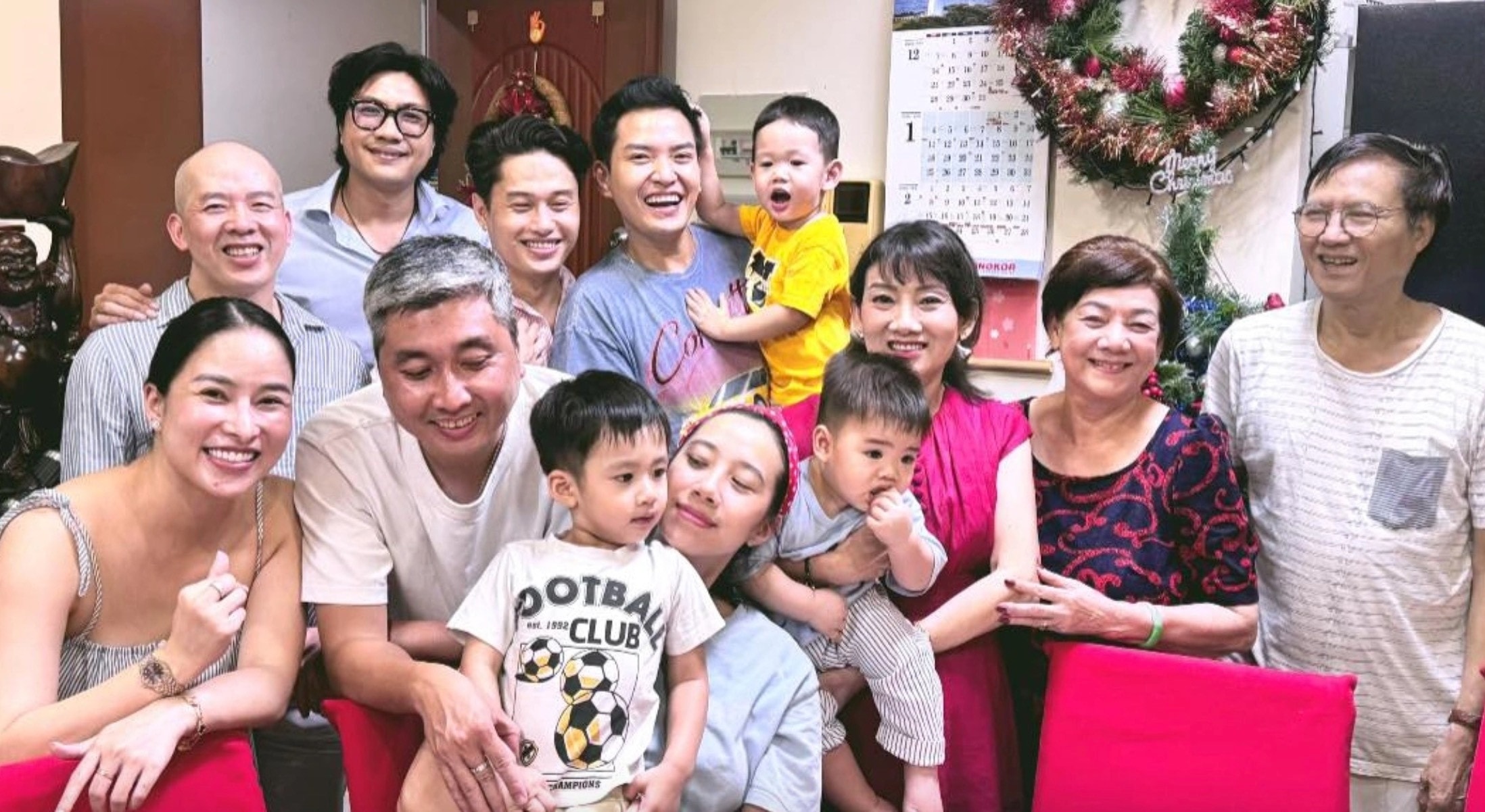 NSND Mỹ Uyên (áo hồng) sum họp đại gia đình cùng nhau đón một năm 2026 đầm ấm.