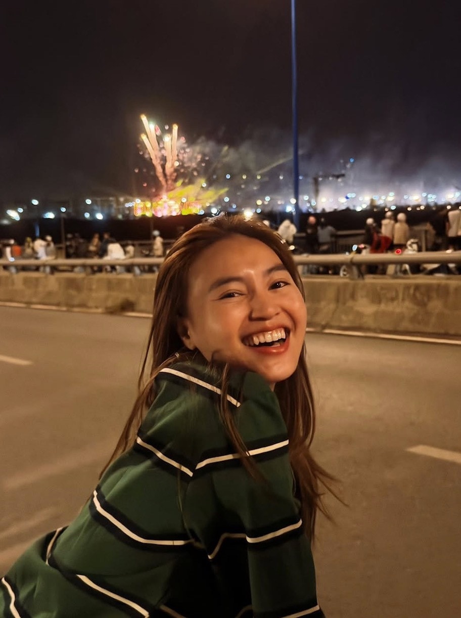Ninh Dương Lan Ngọc tươi hết cỡ khi đi xem pháo hoa mừng năm mới.