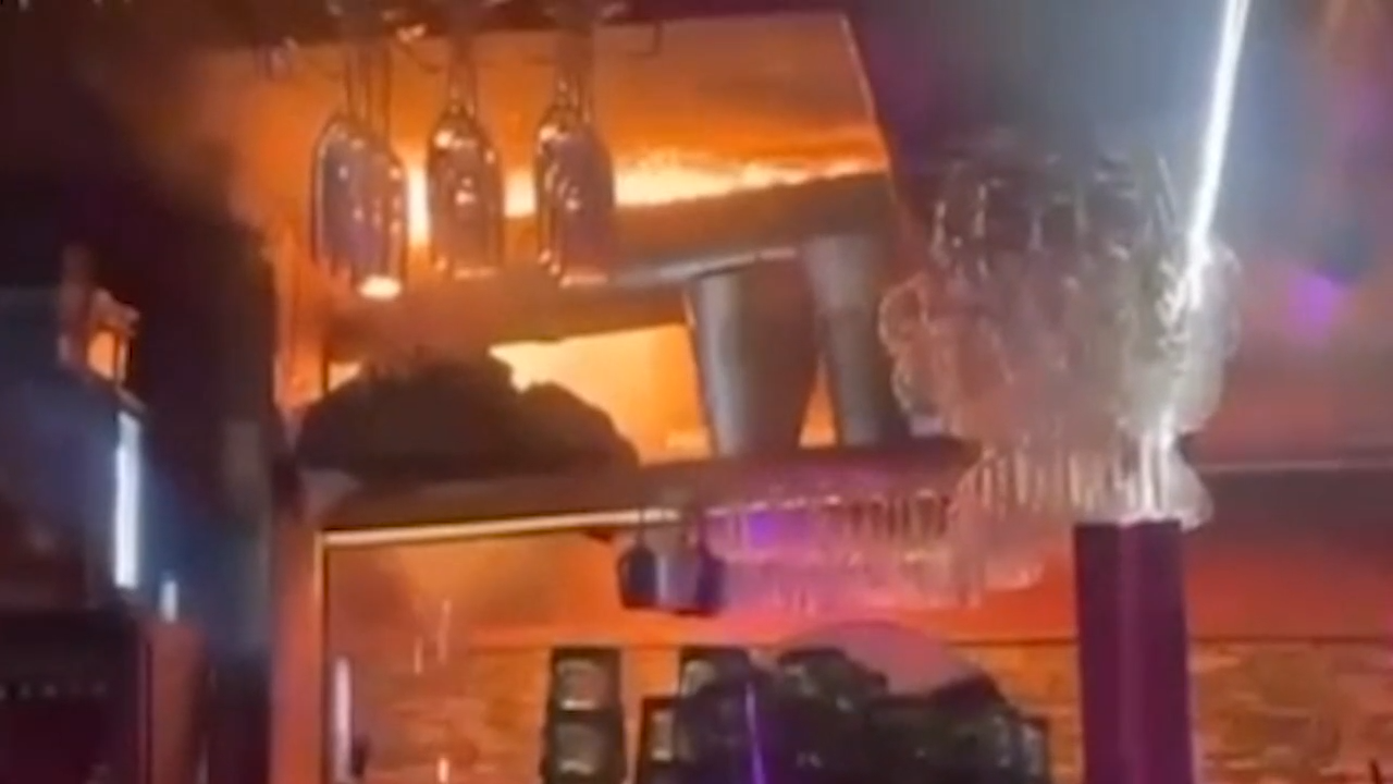 Hình ảnh chụp từ video dường như cho thấy khoảnh khắc ngọn lửa bùng phát tại quầy bar.