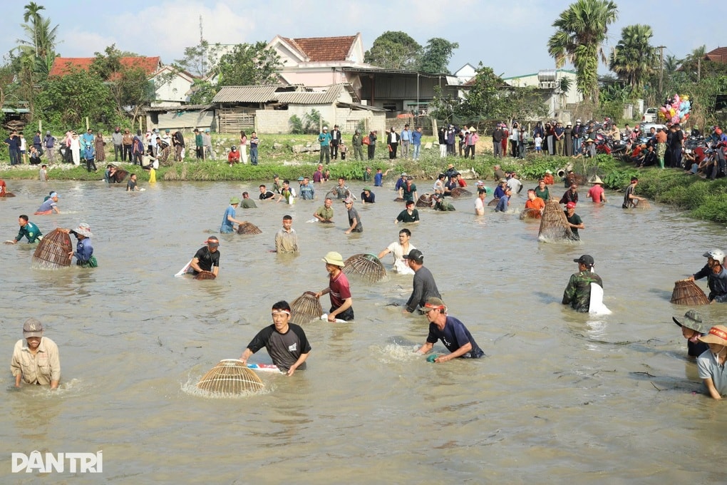 Hơn 100 người lội ao, quây bắt cá to nhận thưởng tiền triệu - 1