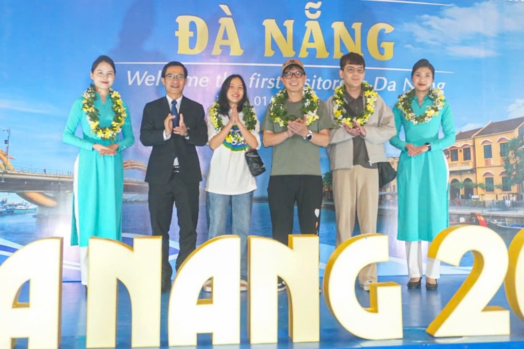 Hai sân bay Đà Nẵng đón hàng nghìn du khách trong ngày đầu năm mới - 2