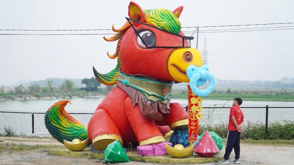 Linh vật ngựa nặng gần 6 tấn, tạo hình hài hước gây chú ý ở Bắc Ninh - 3 Linh vật ngựa nặng gần 6 tấn, tạo hình hài hước gây chú ý ở Bắc Ninh - 3