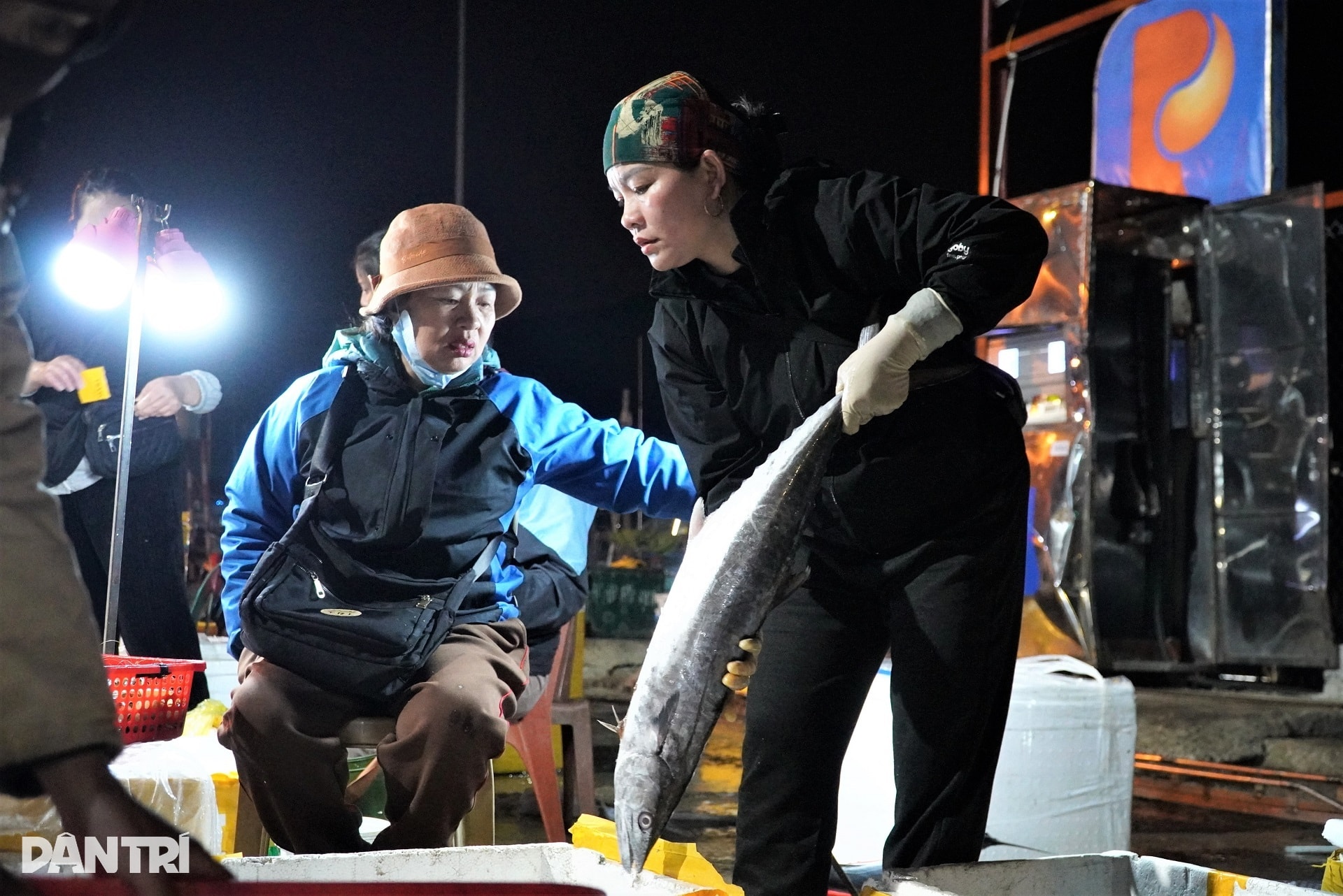 Cảng cá tấp nập từ 4h ngày đầu năm, tiểu thương cười rạng rỡ đón lộc biển - 8