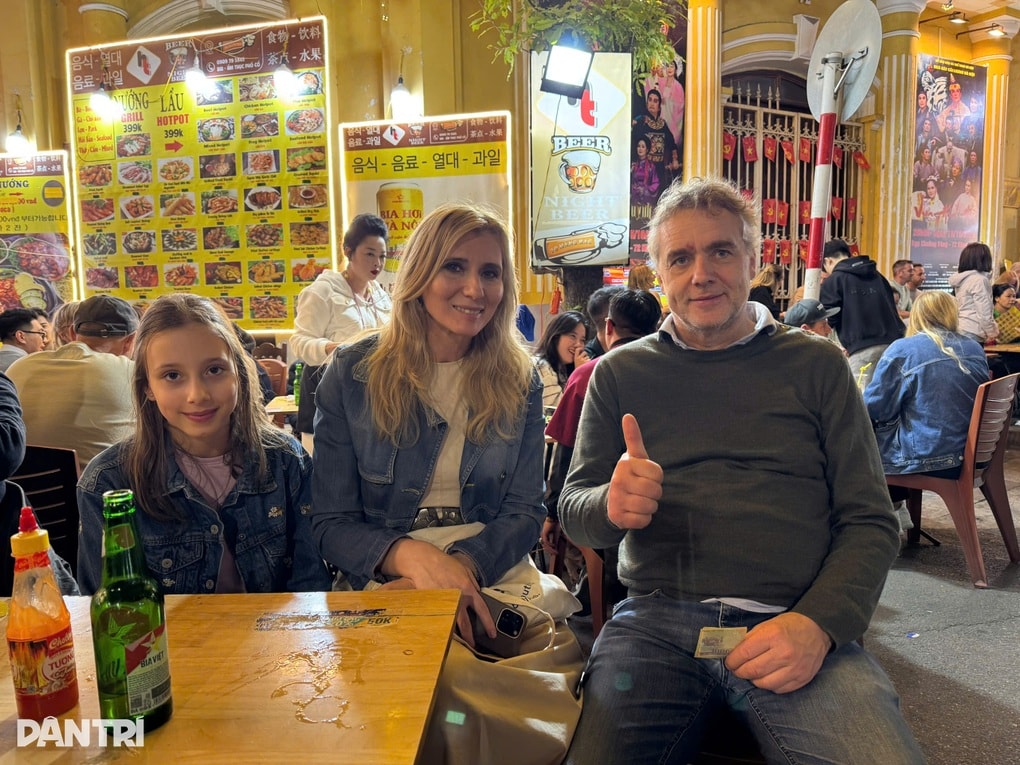 Khách Tây mặc áo dài, đội nón lá, nhảy cùng người Hà Nội đón năm mới - 4