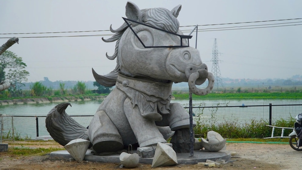 Linh vật ngựa nặng gần 6 tấn, tạo hình hài hước gây chú ý ở Bắc Ninh - 1 Linh vật ngựa nặng gần 6 tấn, tạo hình hài hước gây chú ý ở Bắc Ninh - 1