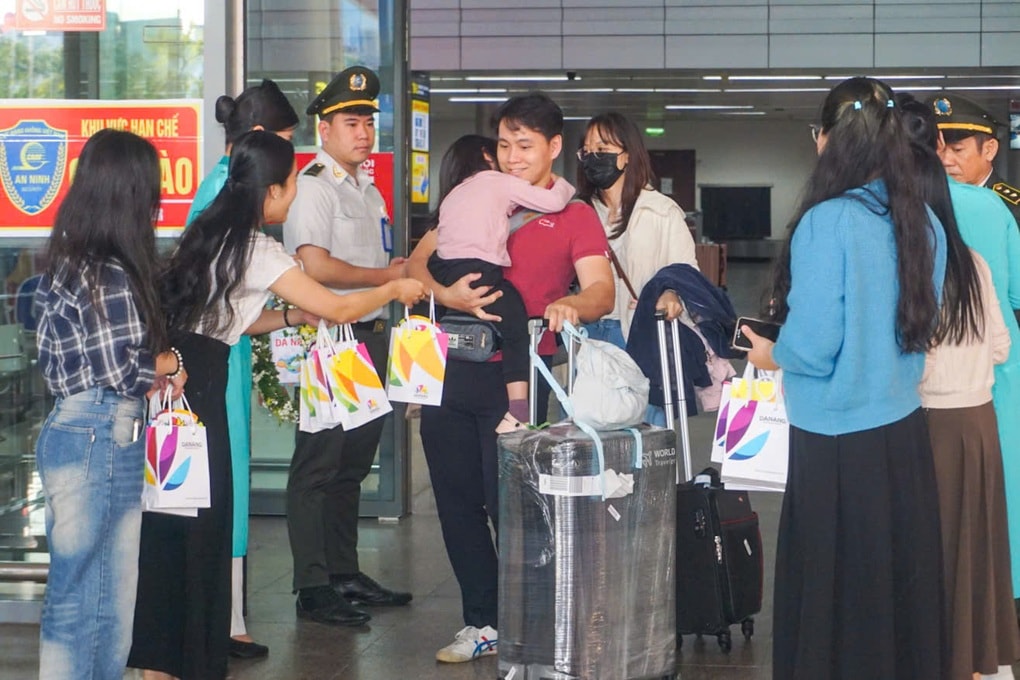 Hai sân bay Đà Nẵng đón hàng nghìn du khách trong ngày đầu năm mới - 1