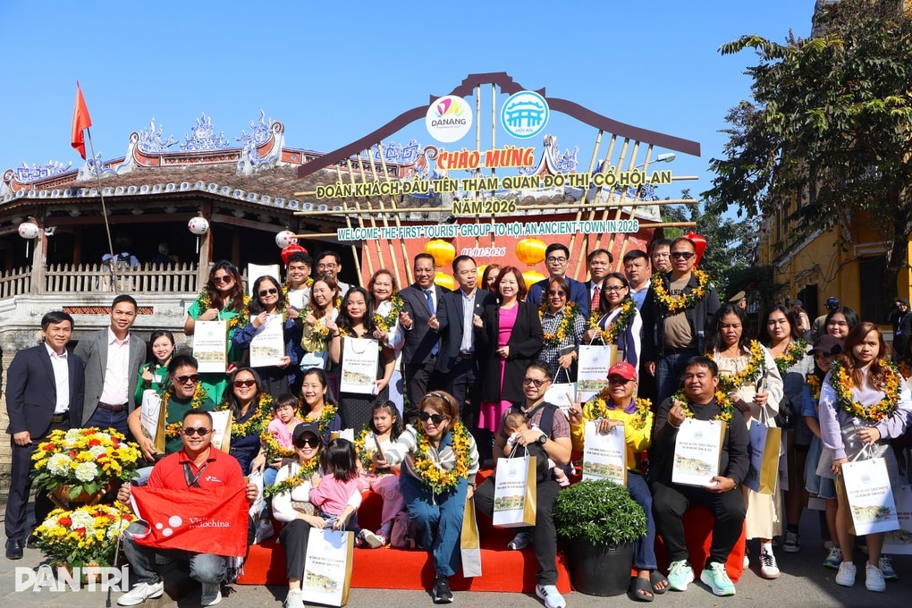 Đoàn khách Philippines “xông đất” phố cổ Hội An ngày đầu năm mới - 1