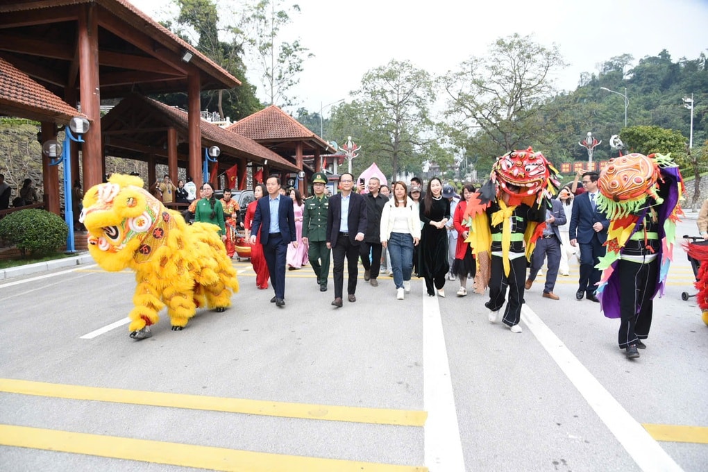 Lạng Sơn đón đoàn du khách quốc tế xông đất đầu tiên từ Trung Quốc - 1