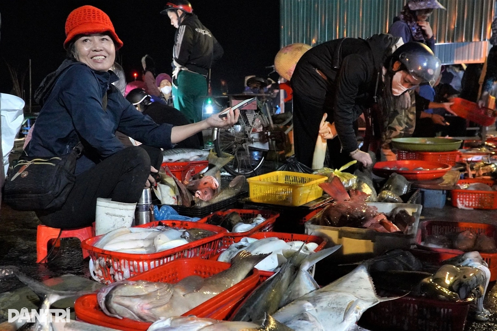 Cảng cá tấp nập từ 4h ngày đầu năm, tiểu thương cười rạng rỡ đón lộc biển - 7