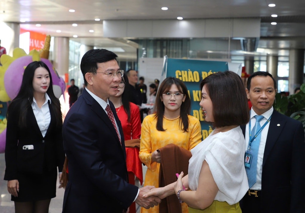 Khách đến Lâm Đồng ngày đầu năm 2026 được lãnh đạo tỉnh tặng quà - 1