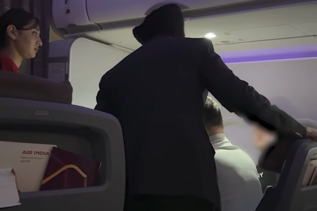 Ấn Độ: Hành khách say rượu tiểu tiện trong khoang thương gia - 1