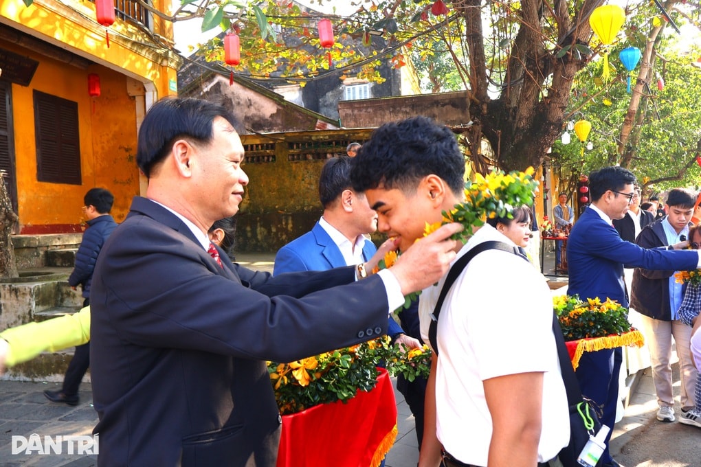 Đoàn khách Philippines “xông đất” phố cổ Hội An ngày đầu năm mới - 2