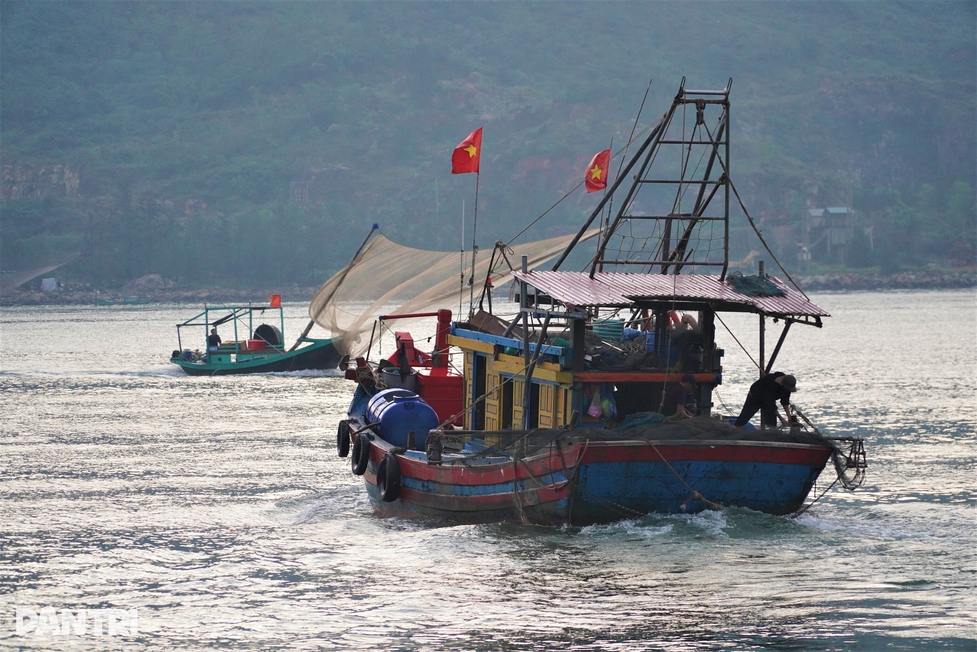 Cảng cá tấp nập từ 4h ngày đầu năm, tiểu thương cười rạng rỡ đón lộc biển - 12