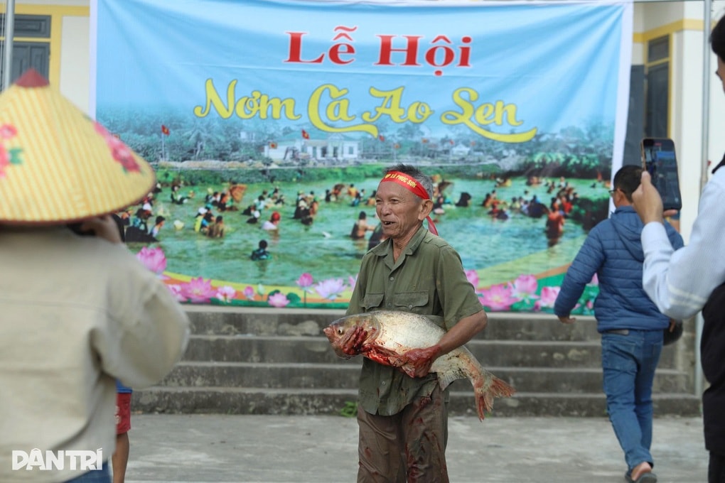 Hơn 100 người lội ao, quây bắt cá to nhận thưởng tiền triệu - 3