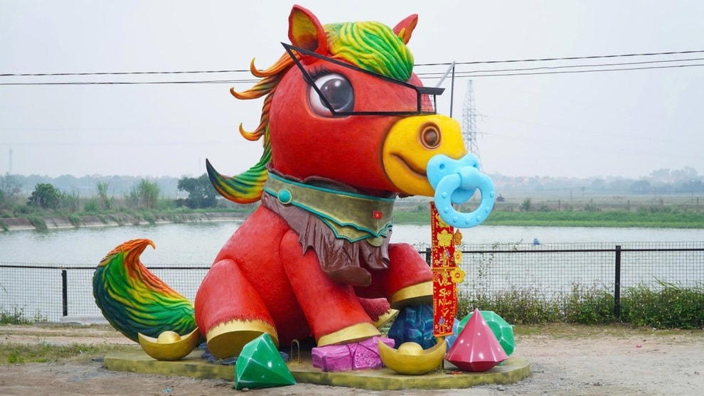 Linh vật ngựa nặng gần 6 tấn, tạo hình hài hước gây chú ý ở Bắc Ninh - 2 Linh vật ngựa nặng gần 6 tấn, tạo hình hài hước gây chú ý ở Bắc Ninh - 2