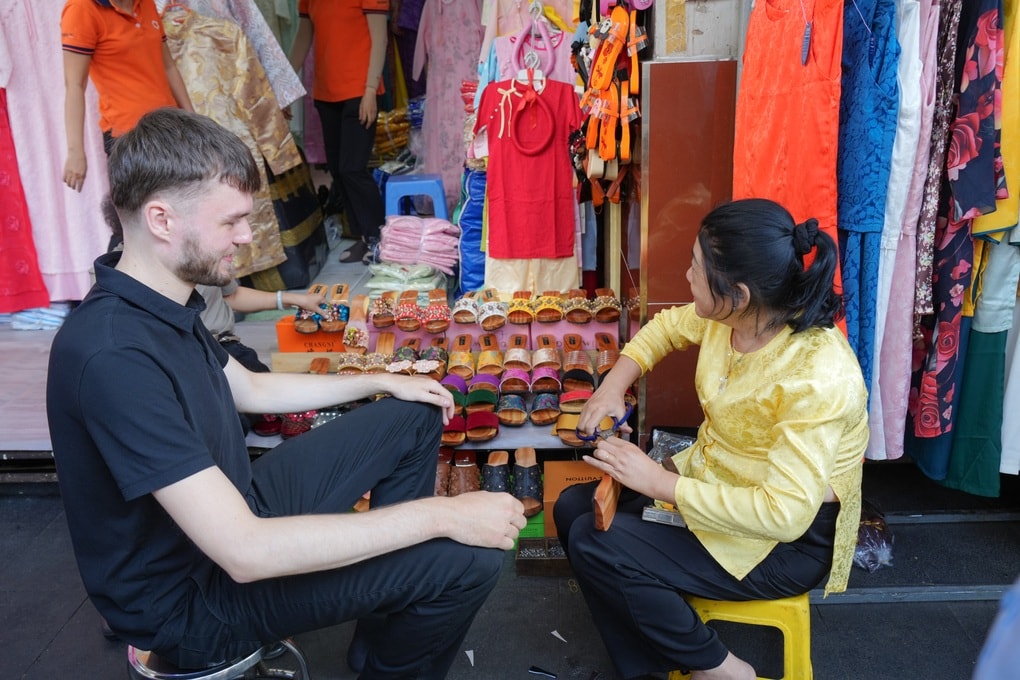 Đón năm mới, người dân TPHCM đi chơi, đi tàu điện đều không mất tiền - 3