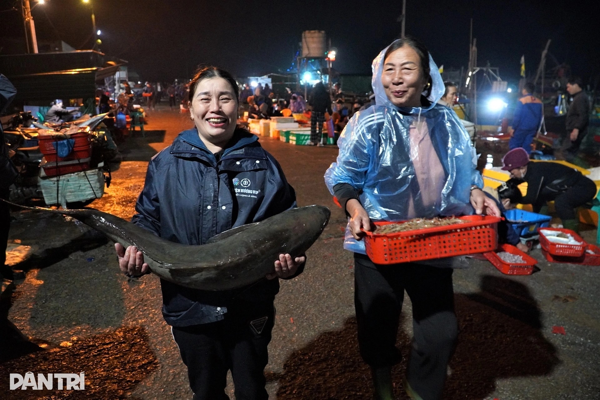 Cảng cá tấp nập từ 4h ngày đầu năm, tiểu thương cười rạng rỡ đón lộc biển - 5