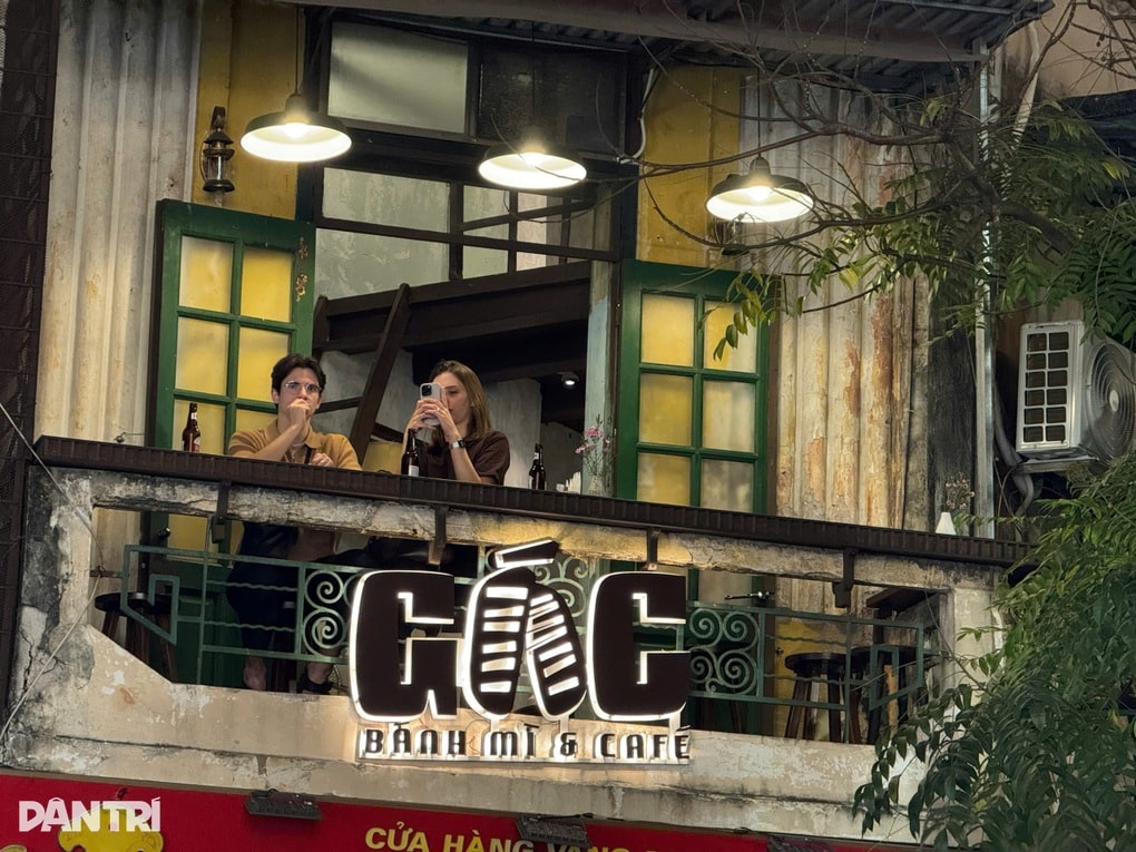 Khách Tây mặc áo dài, đội nón lá, nhảy cùng người Hà Nội đón năm mới - 6