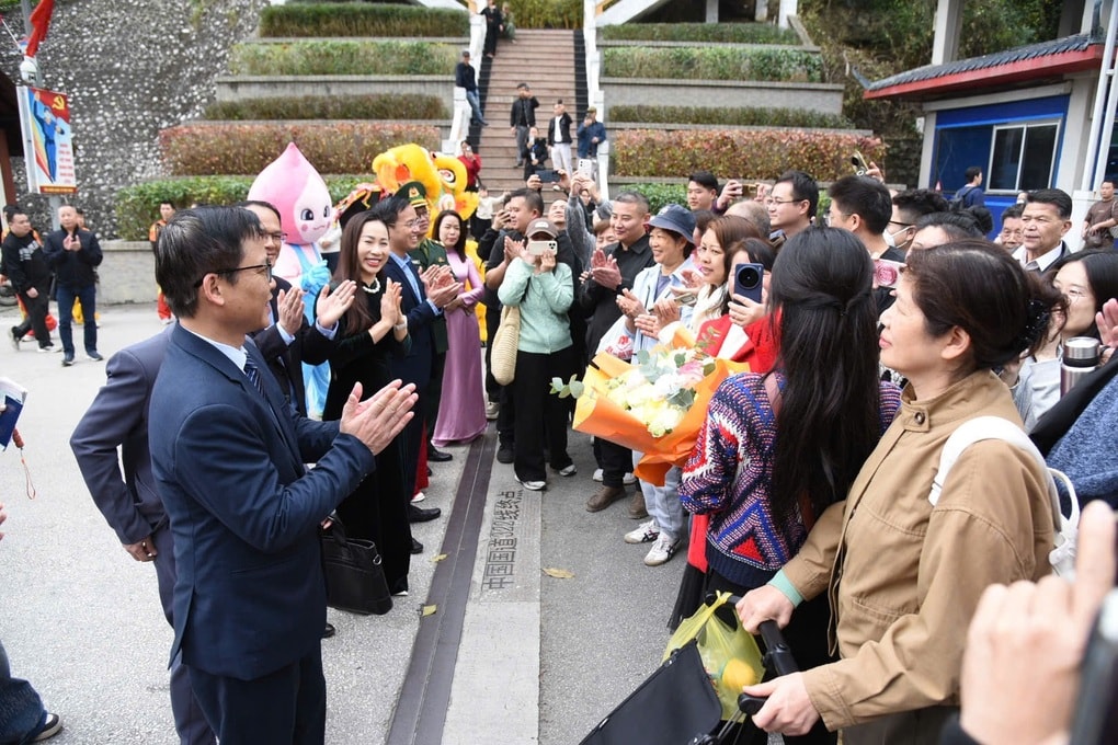 Lạng Sơn đón đoàn du khách quốc tế xông đất đầu tiên từ Trung Quốc - 2