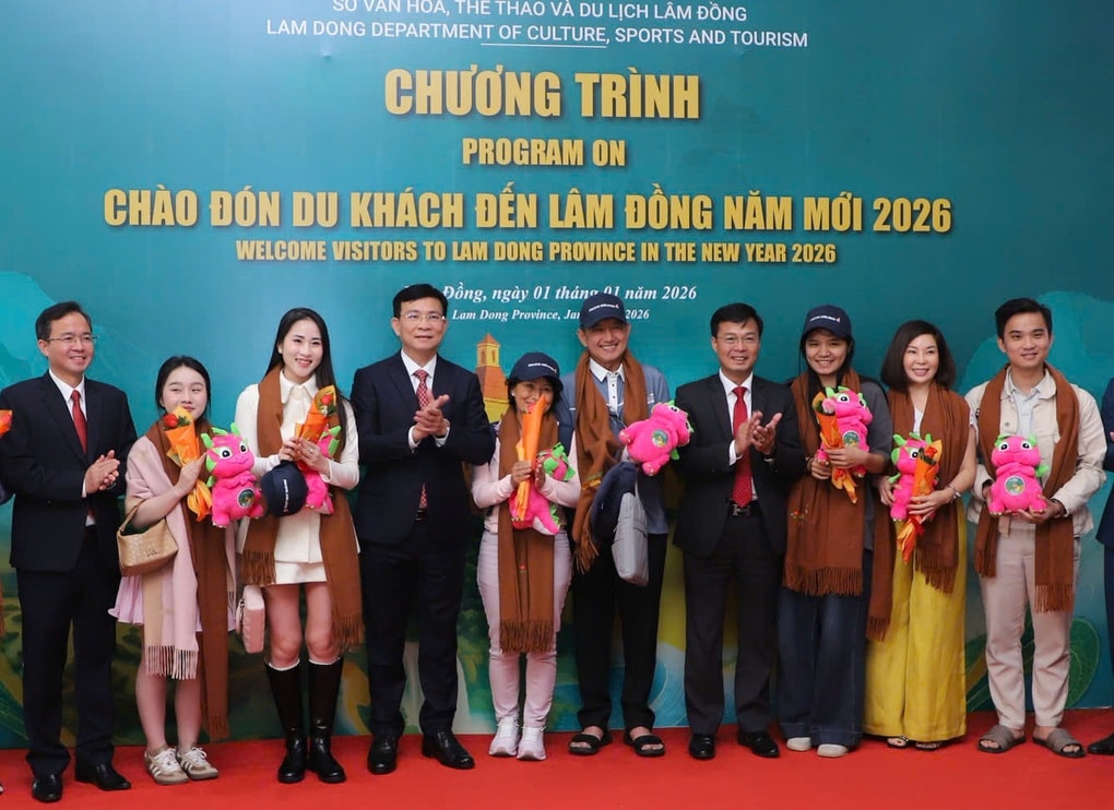 Khách đến Lâm Đồng ngày đầu năm 2026 được lãnh đạo tỉnh tặng quà - 2