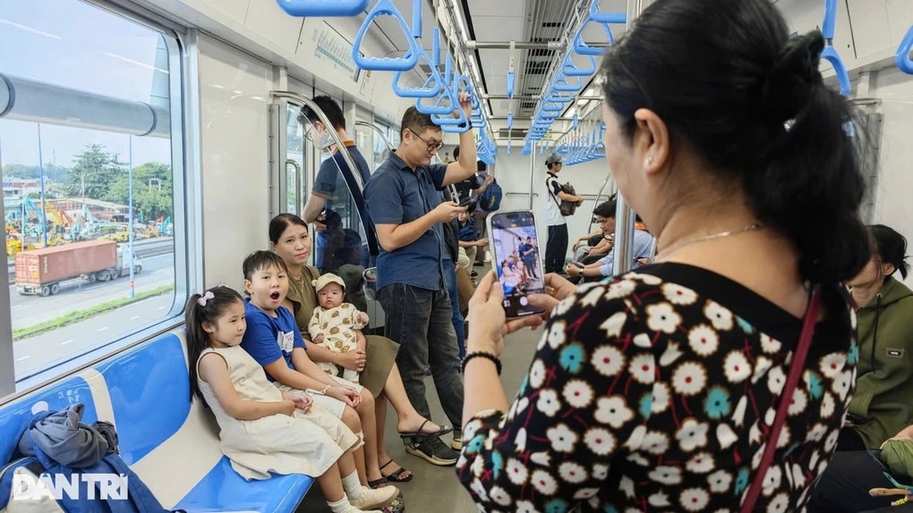 Đón năm mới, người dân TPHCM đi chơi, đi tàu điện đều không mất tiền - 2