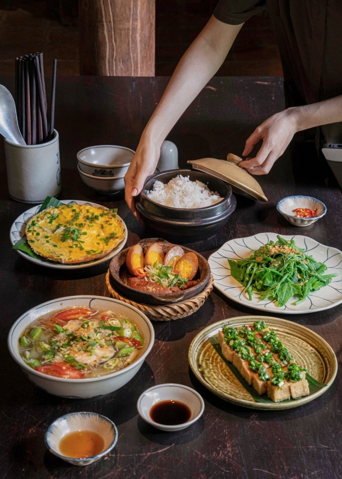 Các món ăn tại quán cơm Cẩm Thị. Ảnh: Cẩm Thị