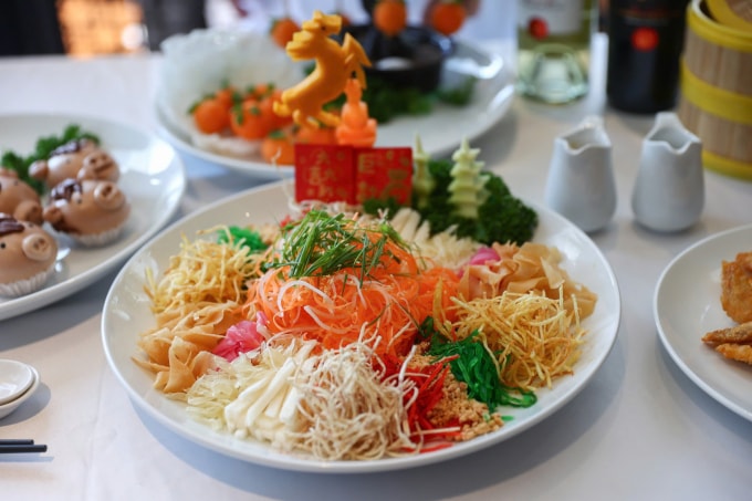 Món gỏi phát tài trong thực đơn của nhà hàng Dragon Palace. Ảnh: Trần Quỳnh