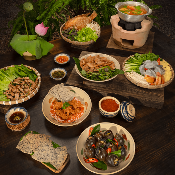 Một combo món gồm lẩu, ốc và đặc sản vùng miền tại Om. Ảnh: Om Nướng