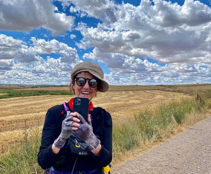 Claire chụp ảnh lưu niệm trong một chuyến đi bộ đường dài khi đã về hưu. Ảnh: DM