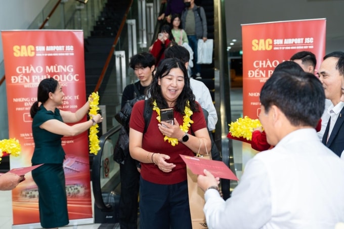 Du khách được chào đón khi vừa đặt chân đến Cảng hàng không quốc tế Phú Quốc. Ảnh: Sun Group