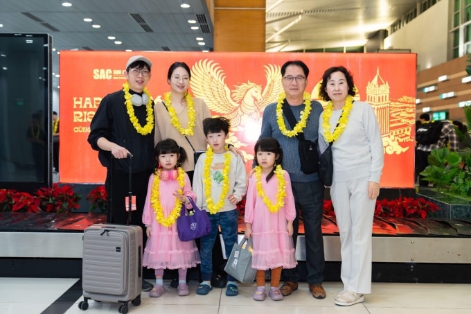 Các du khách chụp ảnh lưu niệm tại sân bay. Ảnh: Sun Group