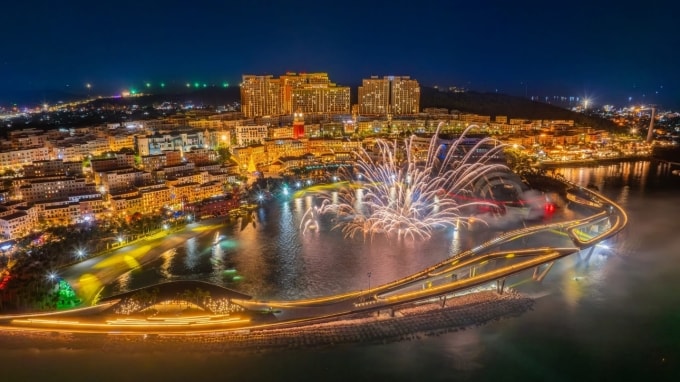 Du khách có cơ hội trải nghiệm dịch vụ vui chơi - giải trí tại Thị trấn Hoàng Hôn (Sunset Town) với voucher trị giá một triệu đồng mỗi khách. Ảnh: Sun Group