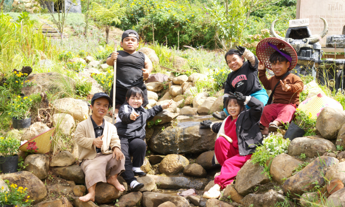 Những người tí hon đang tham gia dọn dẹp khu du lịch, trong thời gian đóng cửa sửa sang, trước khi mở lại vào giữa tháng 1/2026. Ảnh: Hoàng Đức