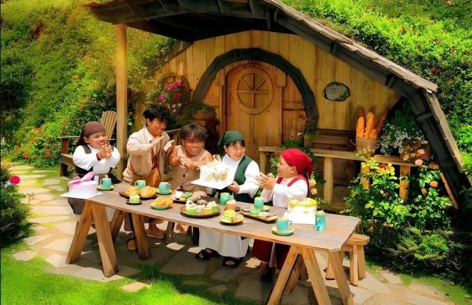 Những người tí hon tại ngôi làng Hobbit ở Tà Nung, Đà Lạt  tổ chức sinh nhật cho chị Tình năm 2024. Trong hình là Hiền, Hưng, Lợi, Tình, Hằng (từ phải qua). Ảnh: GOD Valley