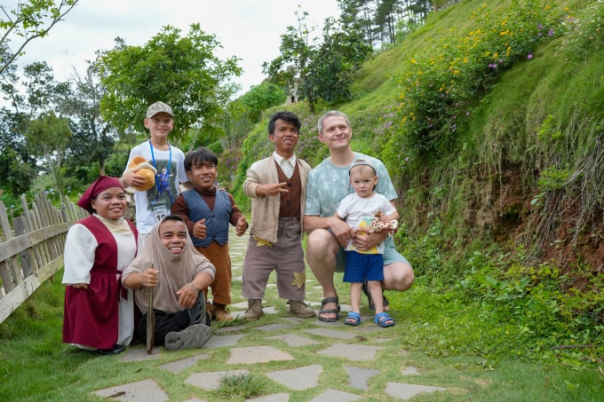 Những người tí hon (từ phải qua gồm Hằng, Lợi, So Y Hảo, Hưng) với ba vị khách nước ngoài, năm 2025. Ảnh: GOD Valley