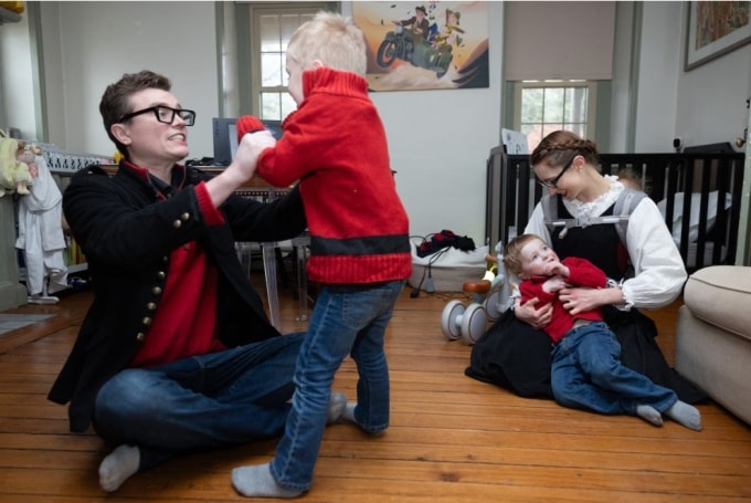 Malcolm (bên trái) và vợ nô đùa cùng các con. Ảnh: Washington Post