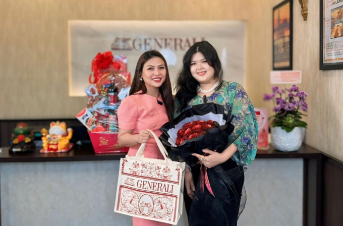 Chị Tuyết Sang (bên trái), tư vấn tài chính Generali Việt Nam đồng hành tư vấn tài chính đến gia đình chị Thảo (bên phải). Ảnh: NVCC