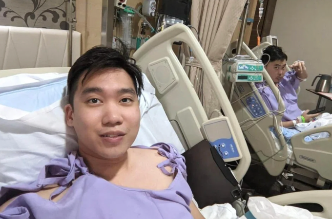 Anh Tew (trái) sau ca phẫu thuật cùng anh Pang ở Bệnh viện Mount Elizabeth, Singapore. Ảnh: Strait Times