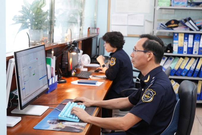 Cán bộ Hải quan khu vực V làm việc tại quầy thủ tục. Ảnh: Văn phòng Cục Hải quan