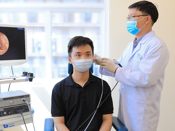 Bác sĩ Phát đang nội soi tai cho một người bệnh. Ảnh minh họa: Phòng khám Đa khoa Tâm Anh Quận 7