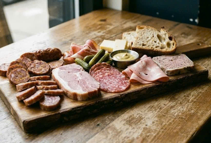 Thực phẩm chế biến sẵn có thể kích hoạt cơn đau đầu hoặc migraine. Ảnh được tạo bởi AI