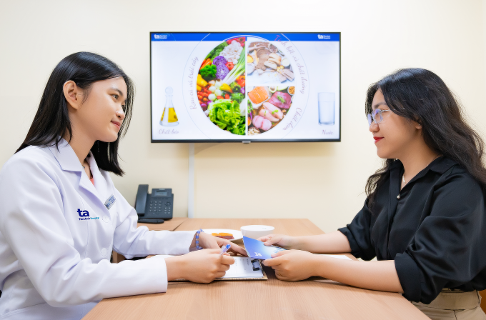 Chuyên viên dinh dưỡng Ngọc Lan tư vấn chế độ ăn khoa học cho người bệnh. Ảnh: Bệnh viện Đa khoa Tâm Anh