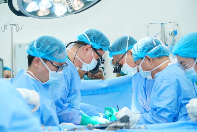 Êkíp thực hiện ghép tim cho bệnh nhi. Ảnh: Bệnh viện cung cấp