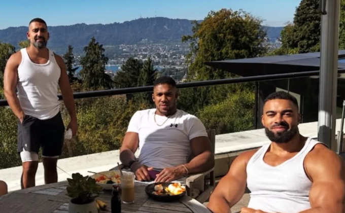 Anthony Joshua bị thương nhẹ, trong khi Latif Ayodele (phải) và Sina Ghami (trái) tử vong trong tai nạn giao thông nghiêm trọng tại Nigeria ngày 29/12.