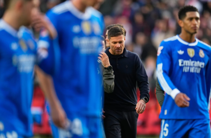 HLV Xabi Alonso thất vọng sau trận Real hòa Rayo Vallecano 0-0 trên sân Vallecas, Madrid, Tây Ban Nha ngày 9/11/2025. Ảnh: AP