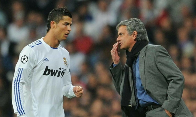 HLV Jose Mourinho chỉ đạo Cristiano Ronaldo khi còn cùng phụng sự Real Madrid. Ảnh: AS