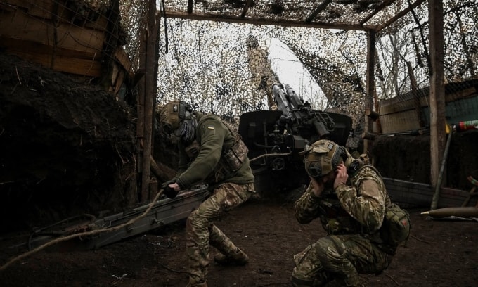Binh sĩ Ukraine khai hỏa lựu pháo về phía quân đội Nga gần thị trấn tiền tuyến Pokrovsk thuộc vùng Donetsk ngày 11/12. Ảnh: Reuters